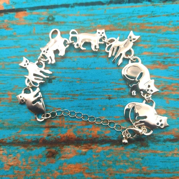 NWOT Silvertone Cat Charm Bracelet - Picture 1 of 1